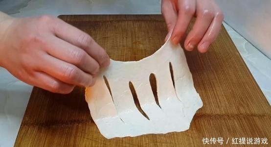 早上给家人炸点油饼,一口酥脆,搭上一碗豆腐脑,吃完浑身舒坦