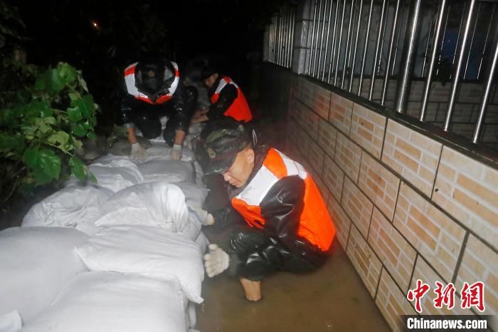 燃眉之急|台风过境引发居民区内涝 上海武警雨夜驰援解燃眉之急