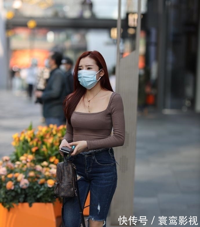 女生 微胖女生的秋季穿搭,选择时髦“大破洞”牛仔,轻松“高人一筹”