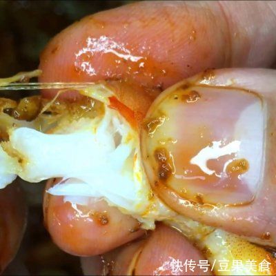 干锅香辣虾，做法简单，虾肉鲜甜，酱汁香辣，唆着手指越吃越香