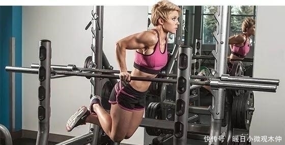 双杠臂|新手都在做俯卧撑,老手却拿双杠臂屈伸练胸,这两个动作差在哪