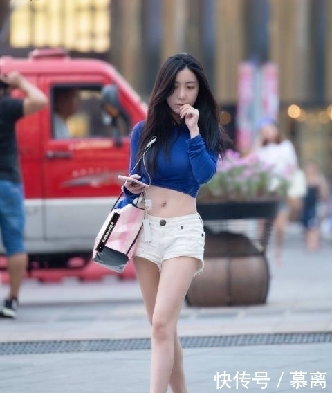 牛仔|街拍身材火辣的美女,短款T恤搭配牛仔短裤,尽显性感小蛮腰