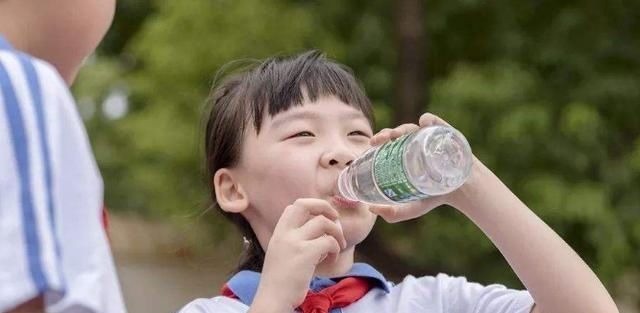 刷牙|孩子嘴太臭遭同学嫌弃,宝妈带娃去医院检查,取出的颗粒是真臭