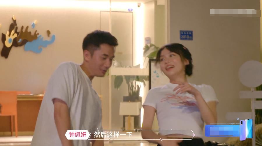  翻白眼|心动的信号：钟佩妍男三约会后，两人热舞很亲密，女三吃醋翻白眼