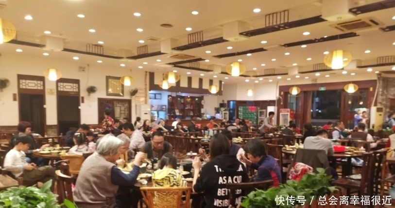  广州芳村人人皆知的粥店，味道甜鲜得不舍得下嘴，很多嬢嬢来吃