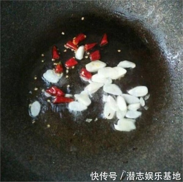 韭菜|韭菜也不是非要炒鸡蛋才能好吃!和它炒在一起,一点不比肉菜差