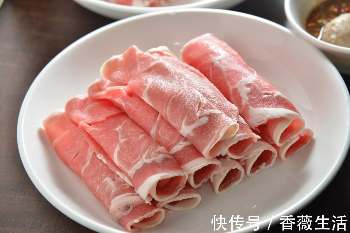 爆炒|葱爆羊肉，直接炒还是先焯水都不对，教你一招，羊肉鲜嫩不膻