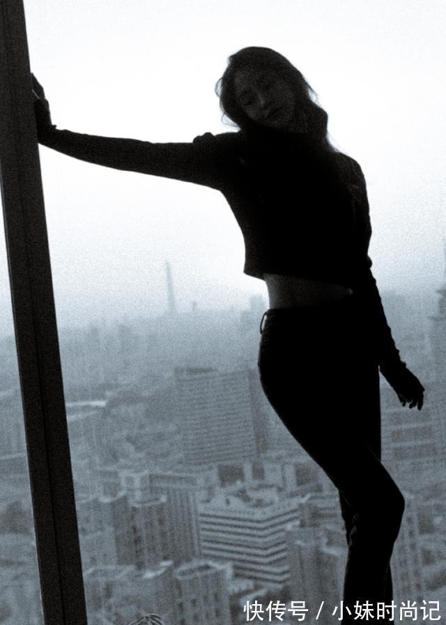 穿搭 Angelababy真不怕冷,都降温了还要露腰,不过身材是真的优越