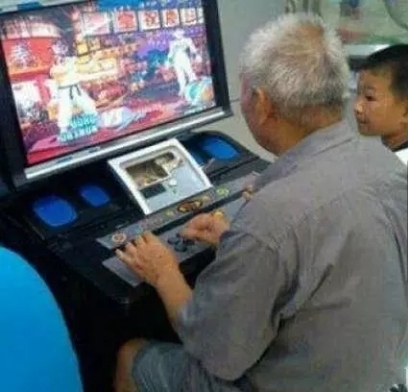 |搞笑图片幽默段子笑话看来大爷打游戏有一手,毕竟也是年轻过的