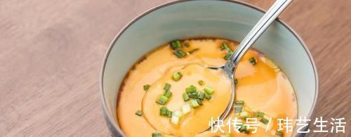 纯牛奶|蒸鸡蛋羹加冷水，难怪不好吃，教你正确做法，滑嫩细腻无蜂窝！