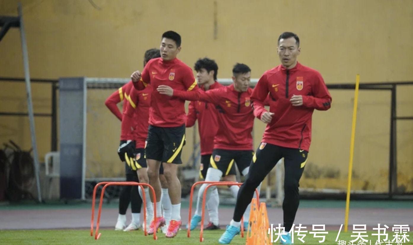 越南|越南搞盘外招?训练场不能洗澡,更衣室上锁,国足将士露天换衣服