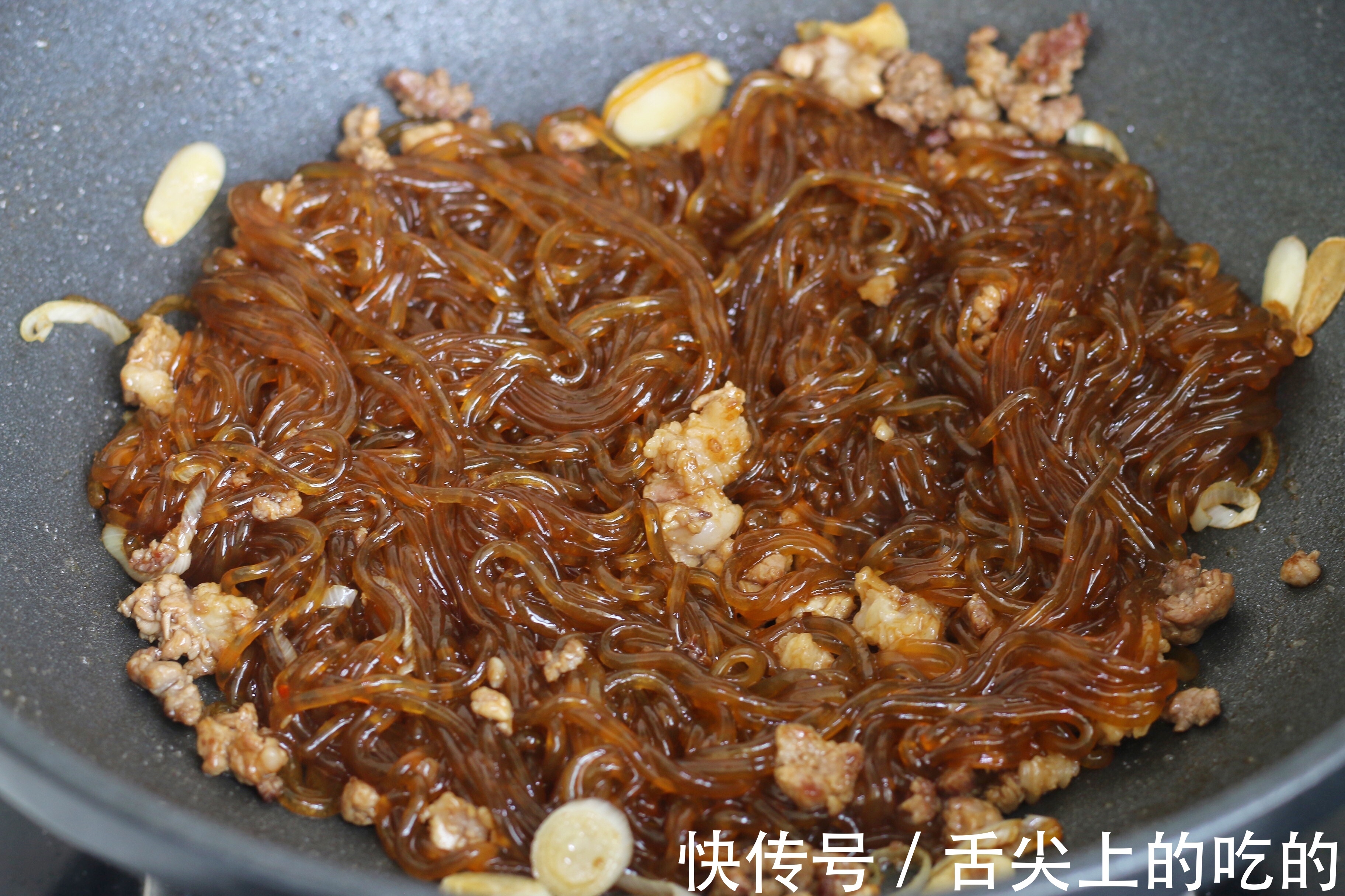 做肉末炒粉条,记住两个关键点,不管放多久,粉条都不粘不坨