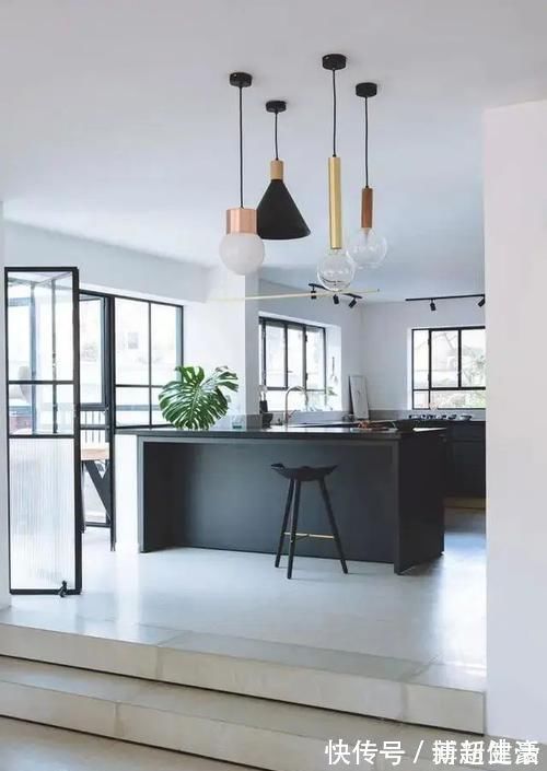 墙面处|窗边这样设计,一边悬空书桌做书房,另一边卡座做休闲区,省30平