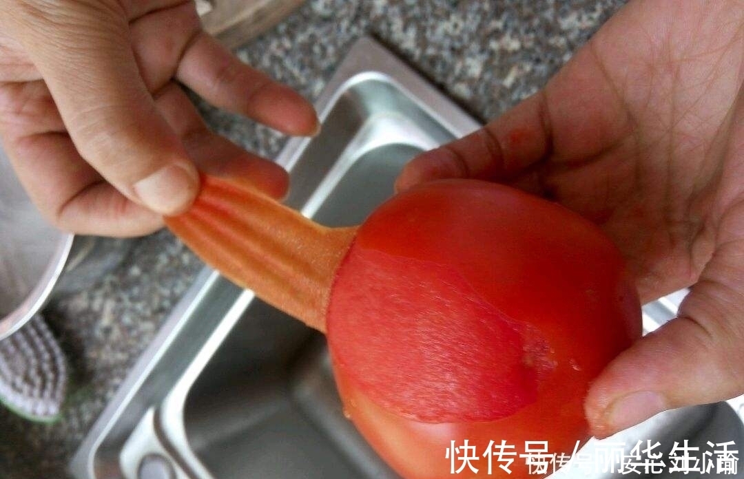 今天才发现，给西红柿去皮原来这么简单，不需要开水烫