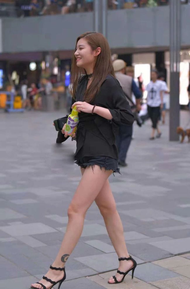 街拍|街拍:身材丰满,气质妩媚有女人味的性感美妇!