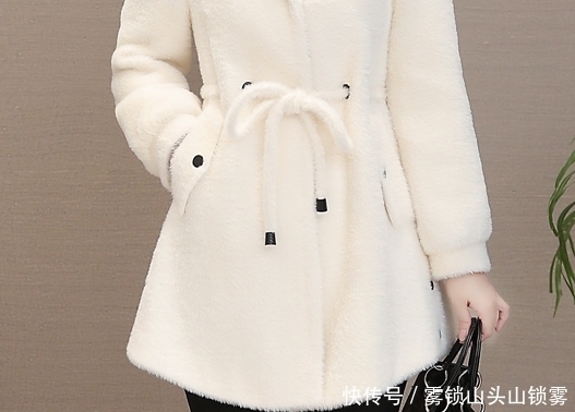 建议|建议大家:大衣下面别穿小脚裤,显矮!瞧她这样穿,小个子也显高