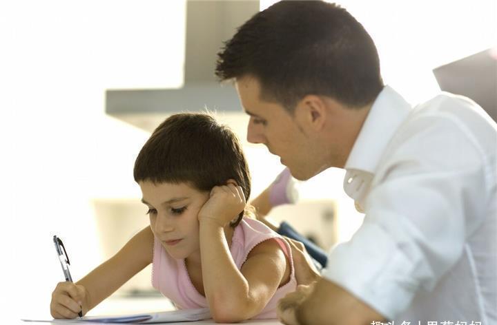 哥哥|2岁妹妹替哥哥上网课做作业,网友:一个敢写,一个敢交