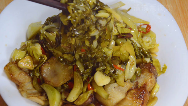 腌酸菜放盐是大错，教你一个简单做法，今天做明天吃，又酸又脆