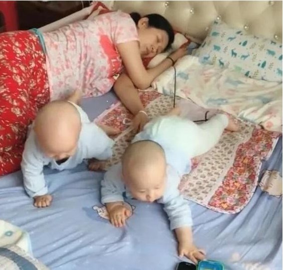 双胞胎|妈妈困坏了想睡觉,担心双胞胎乱爬,于是想了个妙招,真有才