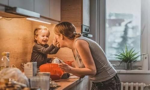 小汽车|妈妈将两岁儿子打倒,网友:超幼稚妈妈,这届父母真不省心