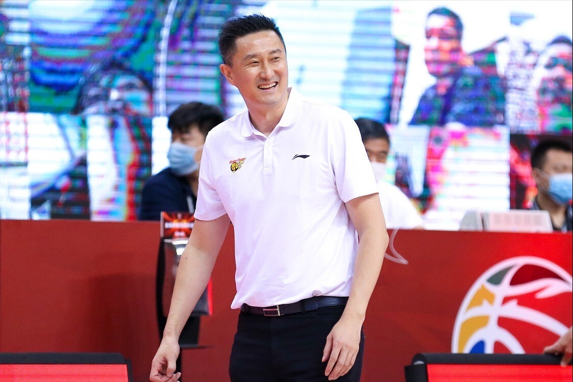 李春江|签约5年,朱芳雨大手笔,杜锋喜迎周鹏接班人,195cm神锋亮剑