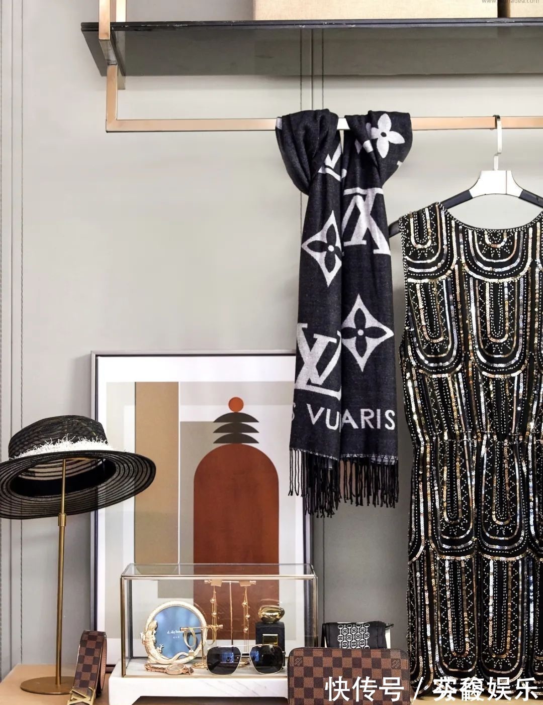 端庄|130㎡现代轻奢,大理石与金属质感,加上橙色的软装,华丽高档