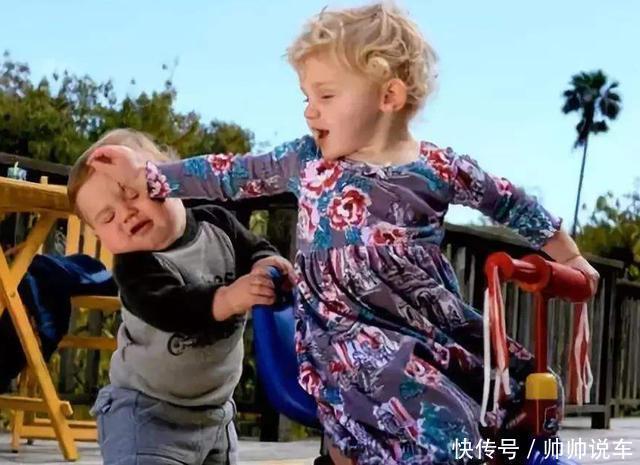 孩子|妹妹被教训后,一脸委屈躲在哥哥怀里,妈妈看后心都暖化了