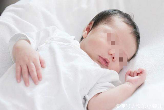 父母|为什么孩子睡着后,会摆出“投降”的姿势?原因其实很简单