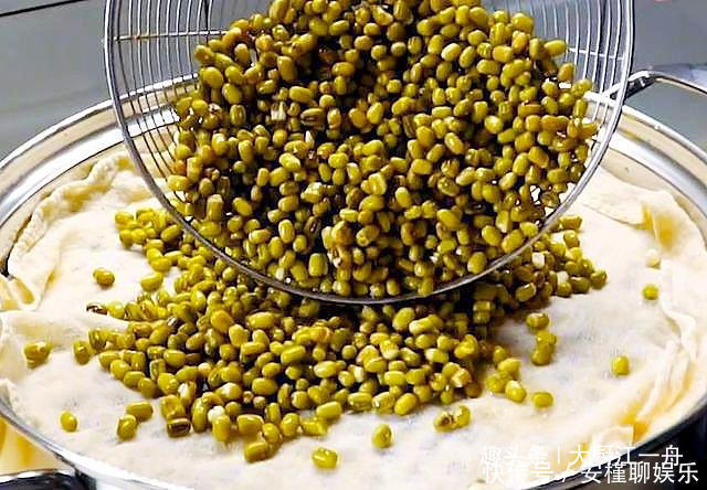 筷子|想吃绿豆糕不用买,摆摊阿姨教你在家做,筷子一搅,一次就能成功