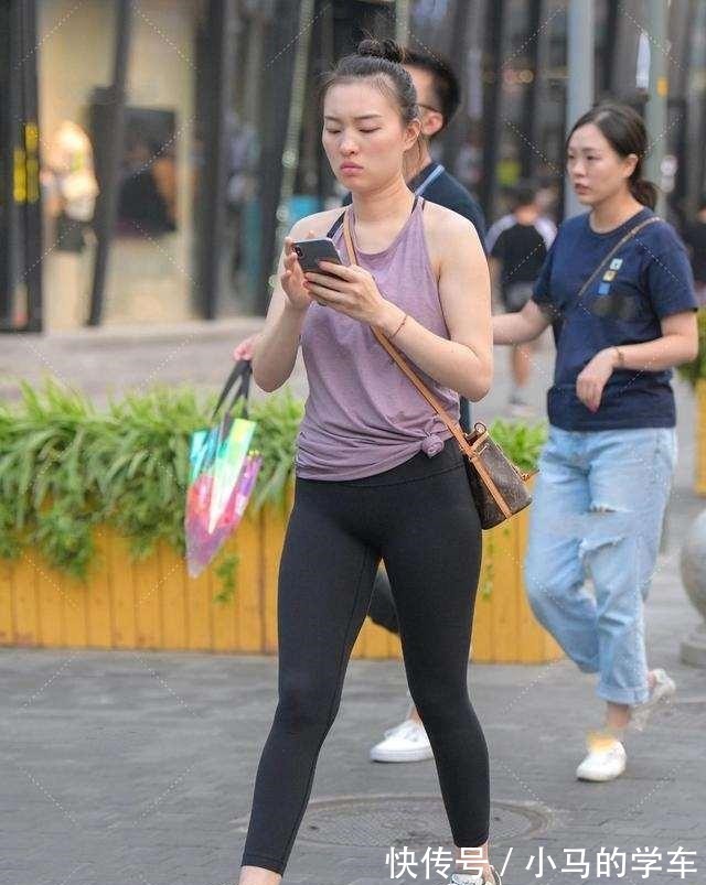 领带 黑色时尚打底裤搭配粉色上衣,来增加时尚度,展现风情十足!
