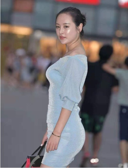 浅蓝色 浅蓝色一字肩连衣裙搭配系带高跟鞋,光鲜靓丽,优美迷人