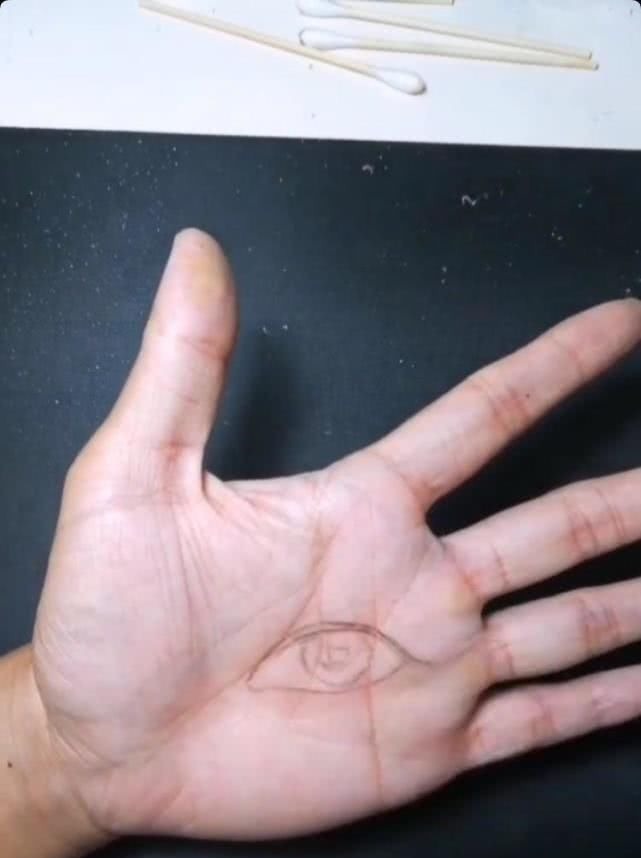 作画&美术生手掌作画,以为平淡无奇,看到最终成品后:让人心疼