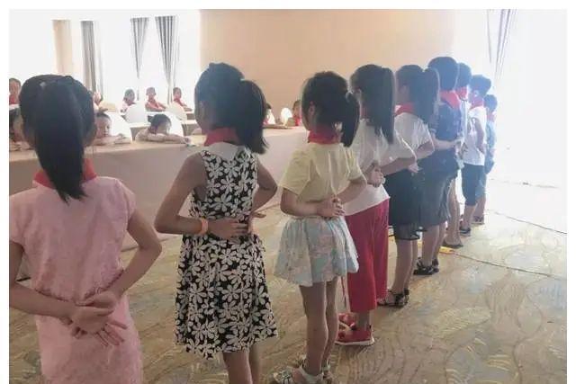 家长|“名媛速成班”,家长踊跃报名,真指望孩子变做作实现阶级跳跃吗