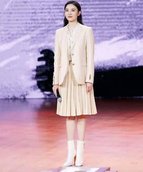 宋佳|女明星的长腿太吸睛，西装配白长裤，女孩子也可以这么酷