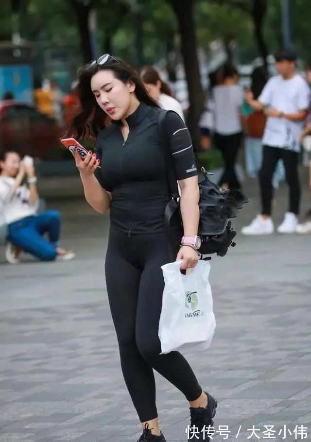 打底裤 美女街拍:轻巧朴素的打底裤,质感非常好,十分好看