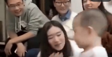 性教育|孩子惊人举动连连，不仅亲了小姨还做了这件事，小姨瞬间害羞了