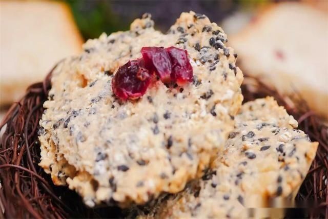 麦片不仅能冲泡,放入两个鸡蛋做成饼,早餐吃它健康又美味