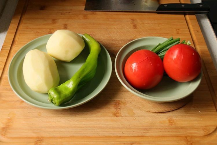 2个土豆加2个西红柿，简单一烧，比肉还好吃