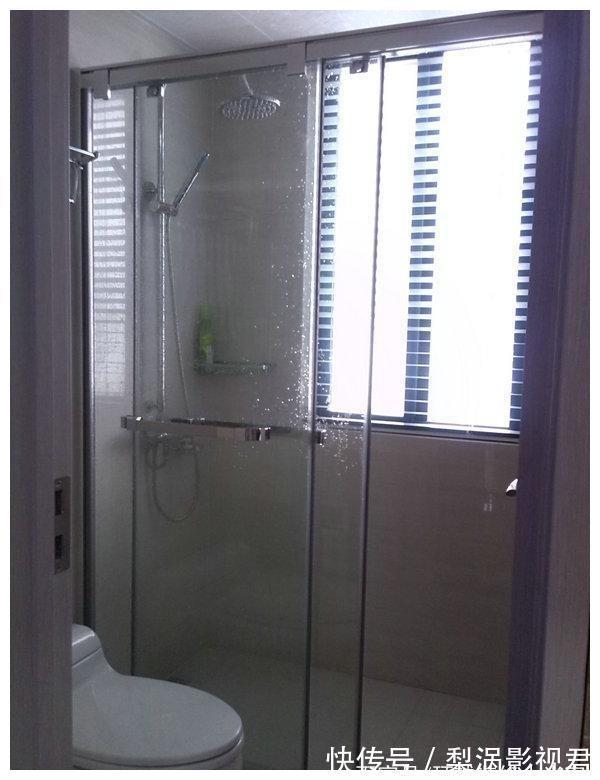 天花板|20W小县城三室二厅装修完毕，40平的大客厅和大露台，被吐槽像KTV