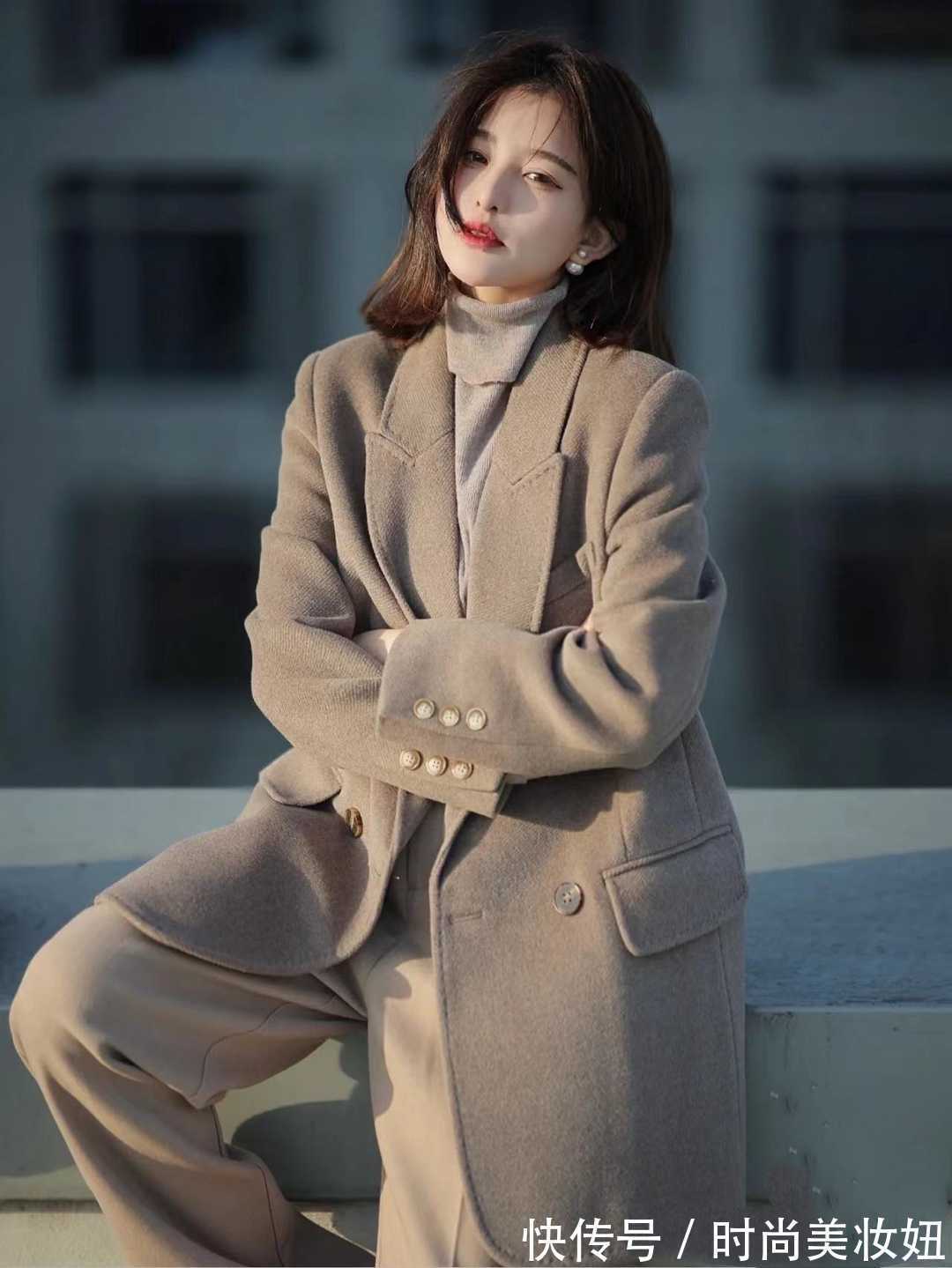 灰色大衣 没想到,灰色大衣这样搭真高级,4种优雅配色,提升气质又洋气