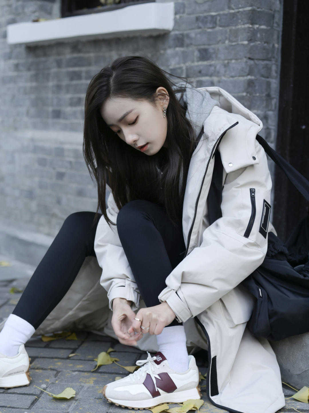 米黄色|长款羽绒服搭什么最好看?码住这三件,每天上街美的都不重样