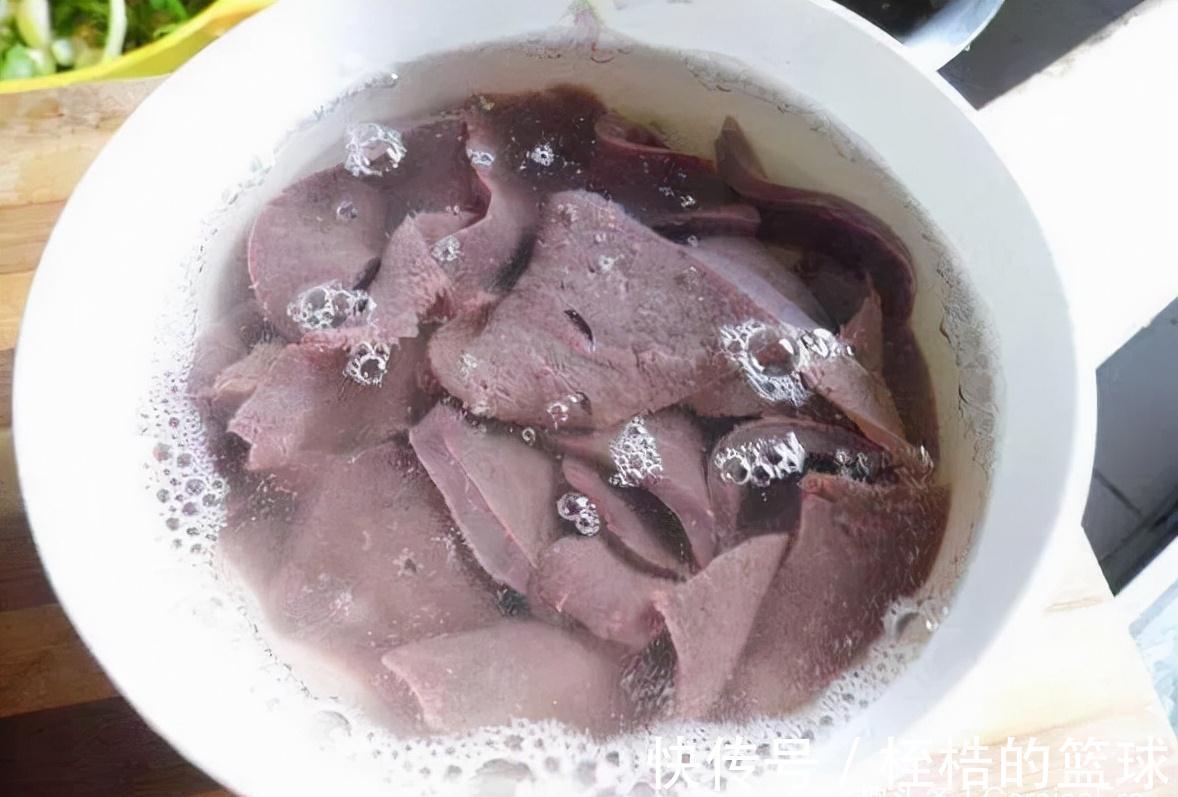 炒制|猪肝最忌用清水洗，等于吃毒素，教你正确做法，毒素自动跑出来