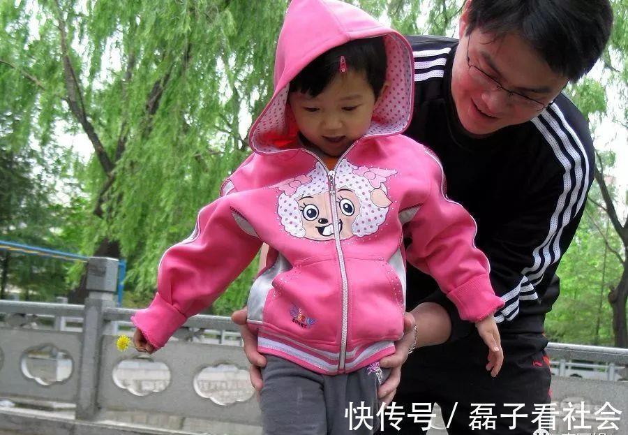 妈妈们|为什么女儿和爸爸更亲近?这几个原因让妈妈看了,心理会平衡