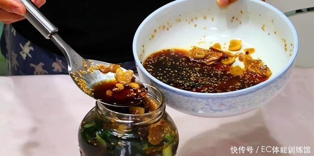酱黄瓜原来这么简单,不用晾晒,腌完就能吃,香脆爽口又开胃