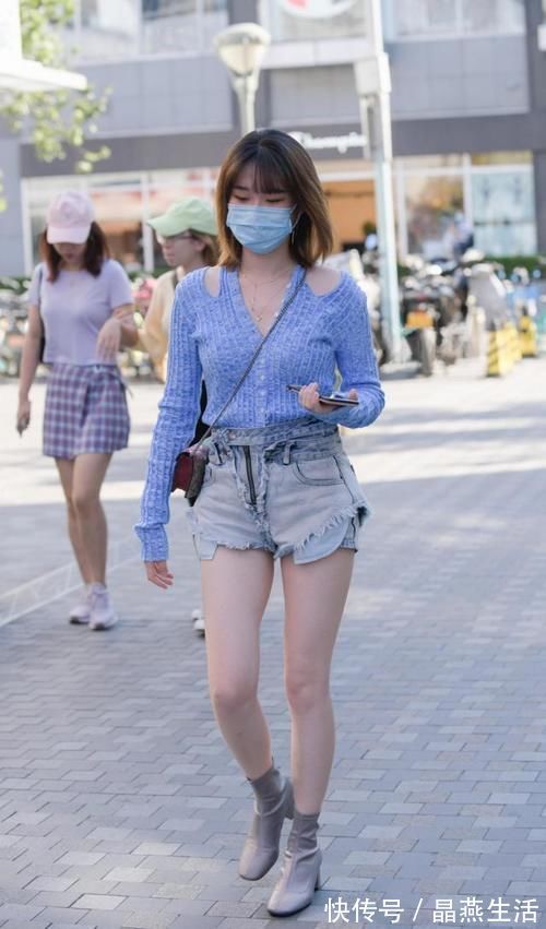 短裤|美女选择叠穿设计的牛仔短裤,更新潮,更洋气