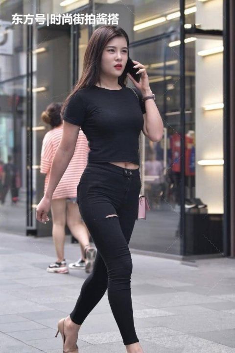 打扮|黑色牛仔裤搭配黑色紧身T恤,天气再热也要把自己打扮的“时尚”