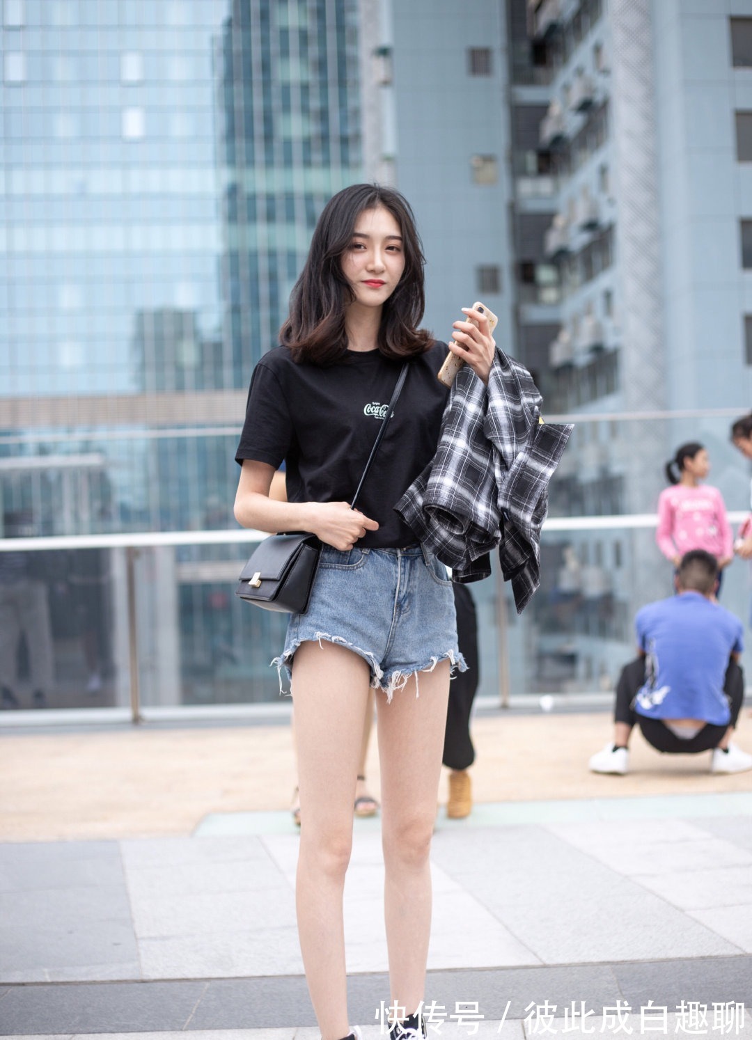 穿搭|美女超短热裤搭配平底鞋,性感气质彰显十足