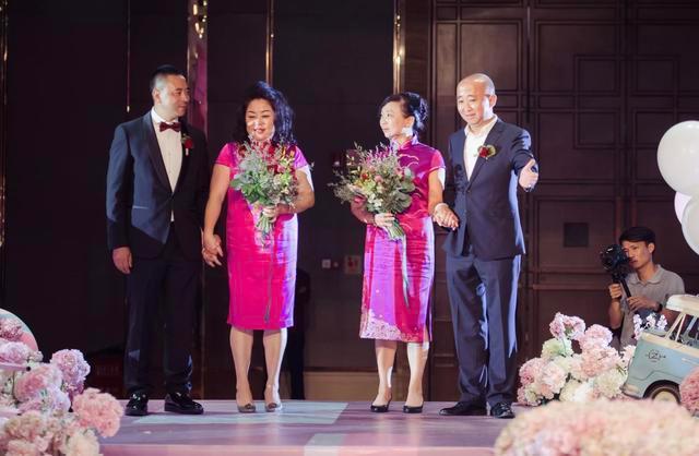 两家人|“最年轻婆婆”走红,新娘表情满是委屈,亲家母好难堪