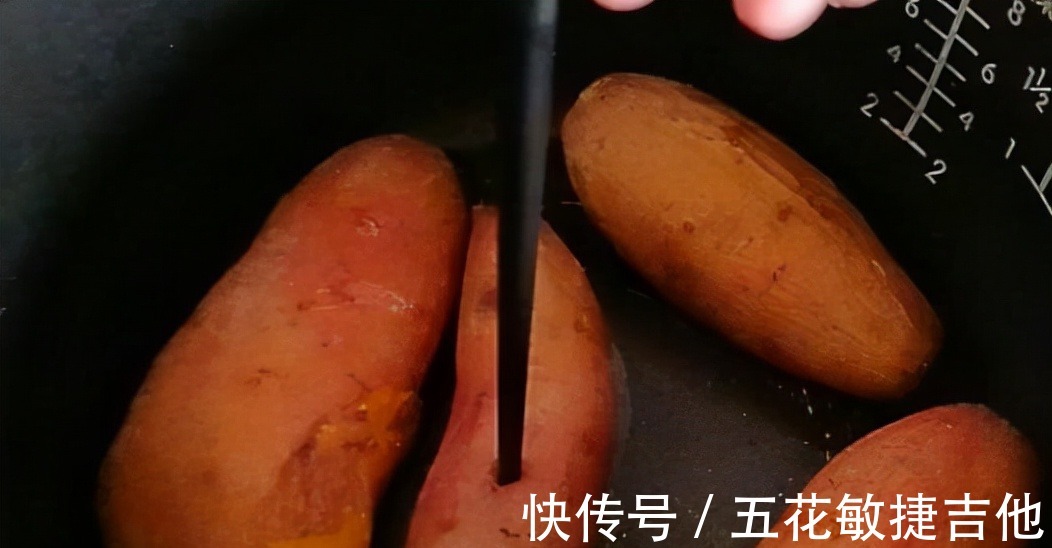 烤红薯时，不要用烤箱了！电饭锅不放一滴水，糖汁四溢香软好吃！