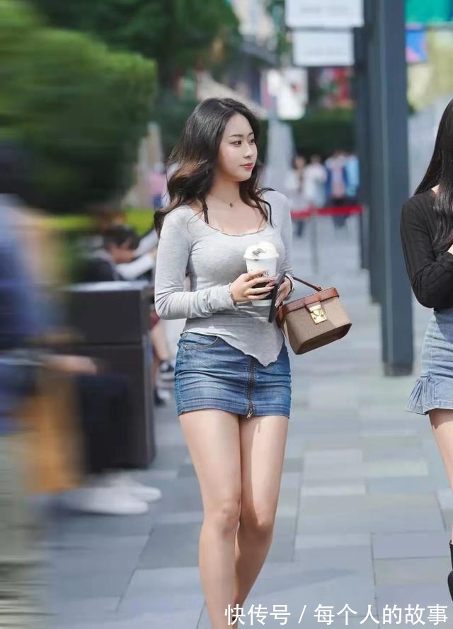 牛仔裙 时尚长袖衫+牛仔短裙,配上高跟鞋,这样穿搭,清爽美丽又时尚!